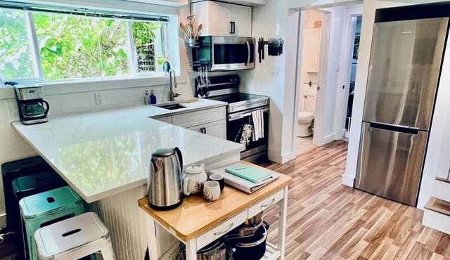 Quiet and bright garden suite in North Van near nature, shops and transit.