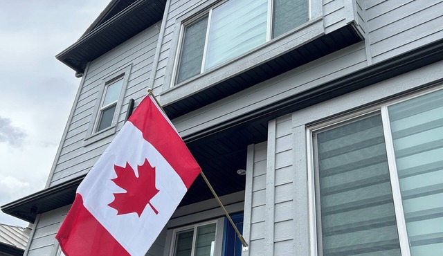 Quiet, cozy, 2bedroom, 1 bathroom suite near Skytrain/transit
