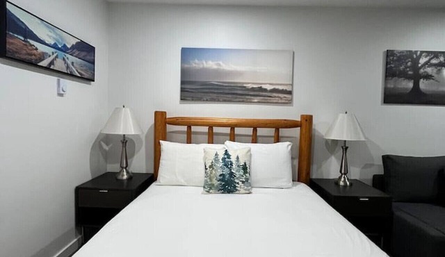 Quiet Creekside Studio, Top floor + Hot Tub/Sauna
