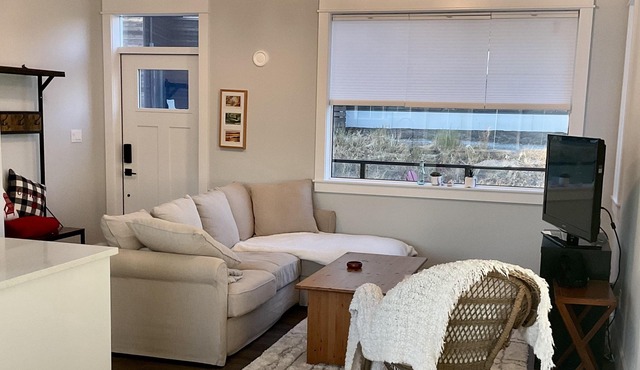 Quiet ocean front private 2 bedroom/2 bathroom suite, dog friendly.