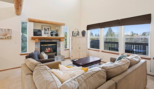 Quiet River - Beautiful Bend Townhouse - EV charger - Deschutes River in the back! in Bend