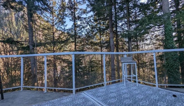 Quiet Squamish Home/5 bdrms/3 bthrms/2 kitchens Chief Views.
