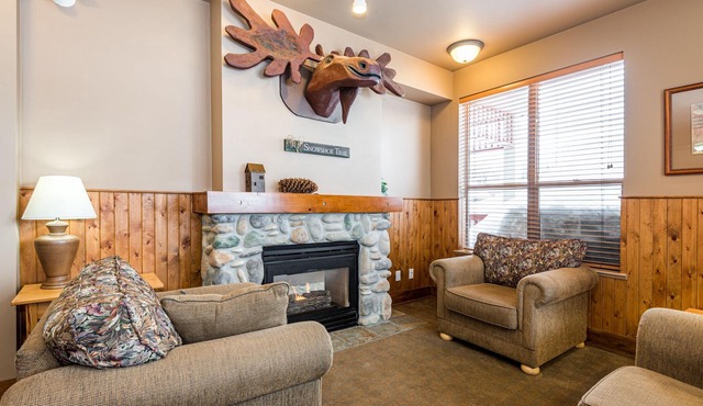 Quiet Top Floor Creekside Studio with shared outdoor hot tub - Pet Friendly!