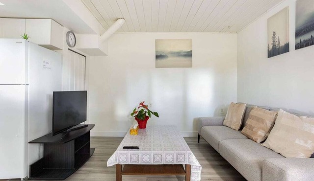Quite and Convenient 1 Bed 1 Living Fiber Gig WiFi/AC/Parking/Near YVR