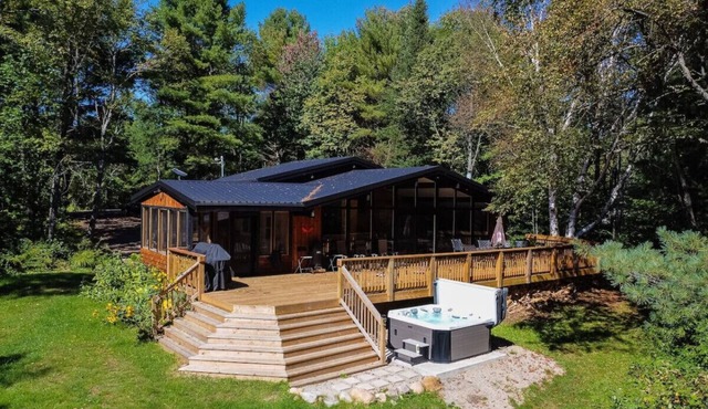 Red Cedar Chalet on Brady Lake (Sauna and hot tub)