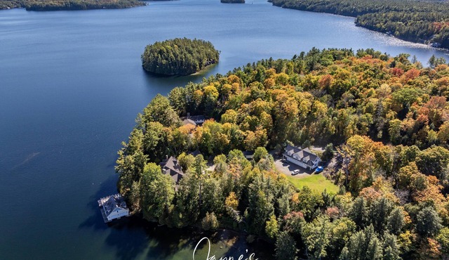 Regal 9 bed 6 bath Cottage + Boathouse + Coachhouse on Lake Joe!