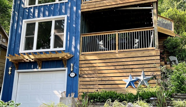 Relaxing Erie Rest Retreat- water views- 2 min walk to the beach!