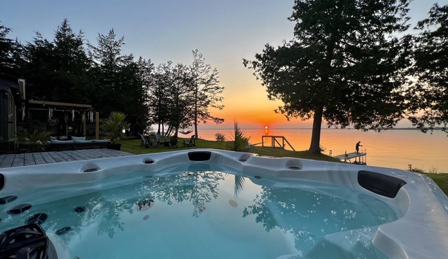 Relaxing Waterfront Casa in wine County w/HOT TUB and PANORAMIC SAUNA SPA