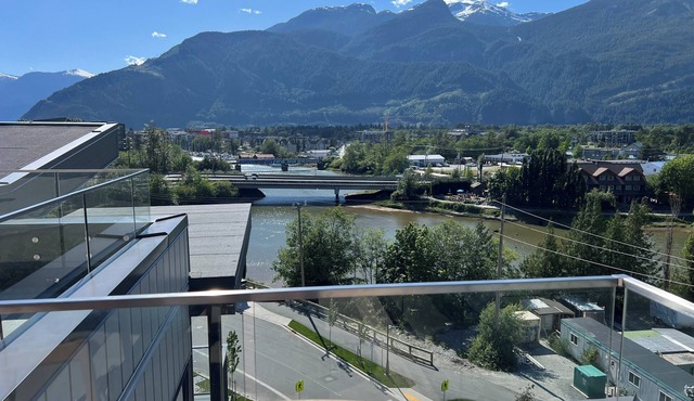 Resort Condo: 40 min to Vancouver/Whistler Gym, Rooftop Patio, Hottub, Sauna ETC