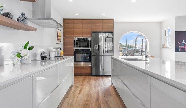 Retreat to "The Sea Haven" for comfort & style! Stay in an elegant floating home
