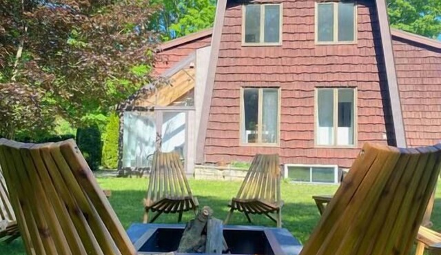 Retro A-frame cottage near beach