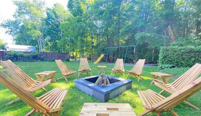 Retro modified A-Frame cottage across from Lake Huron (4 bdrm)