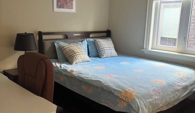 right Ensuite Room 201 near Sheppard Subway | Free Parking & Wi Fi
