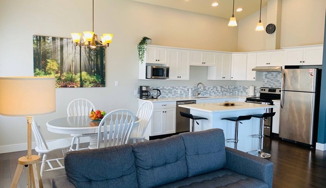 Right off Main Street, near delicious bakeries and more.10 minute walk to beach!