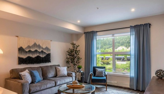 Rivers Edge | Mtn Views | AC | BBQ | King Bed