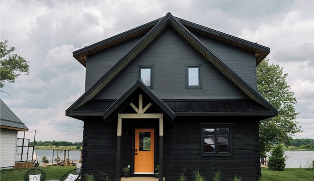 Riverside Cabin 3 A modern relaxed getaway