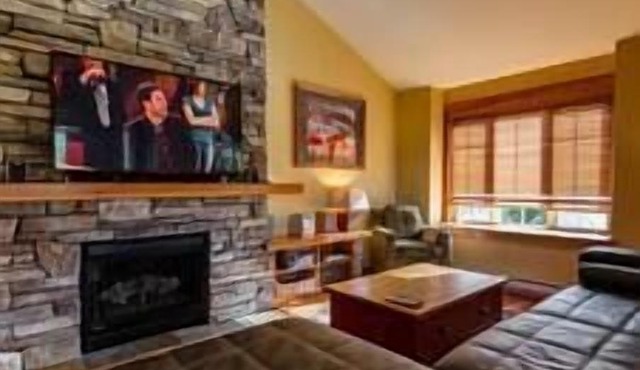 Riverside Chalet/Fireplace/Walk to Elk River