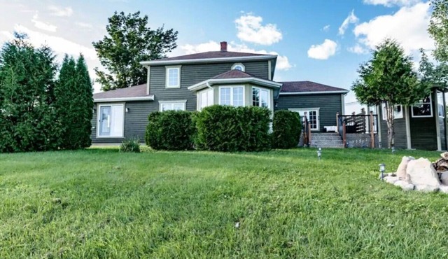 Riverview Countryside Farmhouse, King bed Spa Bath