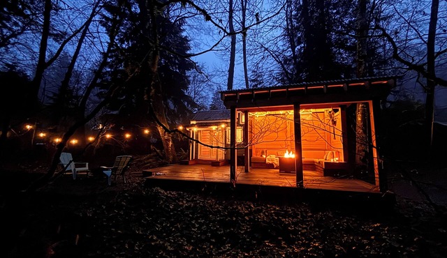 Riverwood Retreat: hot tub, outdoor sauna/shower on the Cheakamus River