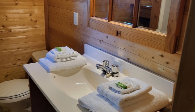 Roberts Lake ResortnSandybeach, fishing,hiking, pet friendly in Campbell River