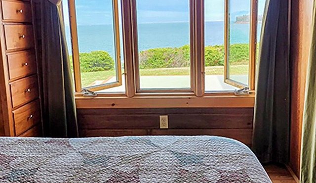 Romantic Cottage waterfront, views, great location. Sunday-Sunday