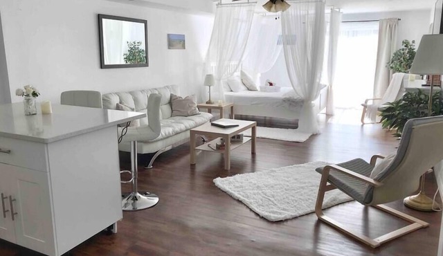 Romantic Couples Getaway Sauna, Hot Tub, Private Beach access, Hiking trails