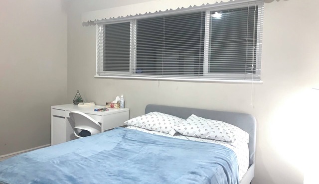 Room in Burnaby w/FREE Street Parking