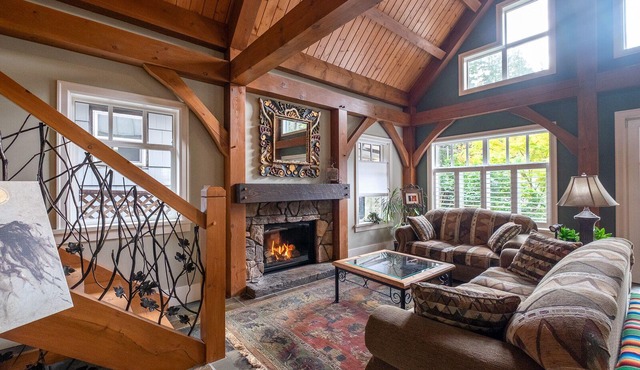 Rustic Cultus Lake Cabin House w/BBQ, Ping Pong Table & Gym Equipment