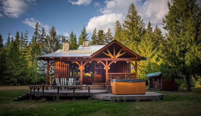 Rustic luxury in the wilderness, by the beach with lake views