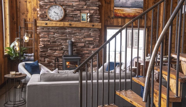 Rustic Luxury Retreat, near golf course, beaches & restaurants!
