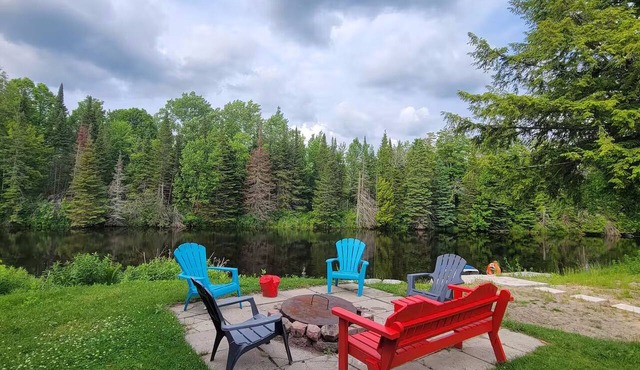 Rustic River Front Cottage Cozy*Kayaks*Hot Tub*Games