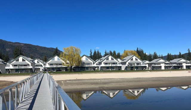 Sandy beach and Boat slip condo rental on Shuswap/Mara Lake!