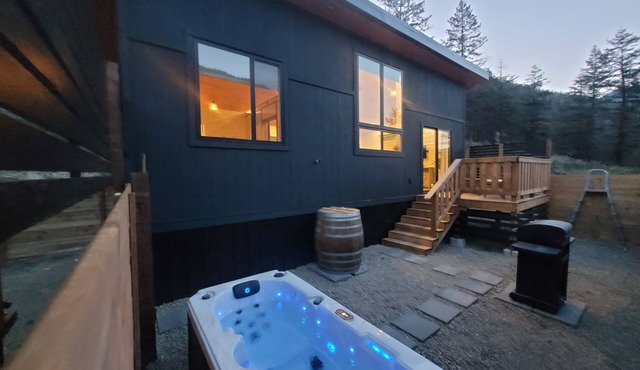 Sauna + Hot Tub + Cold Plunge + Nature Views. Couples Retreat