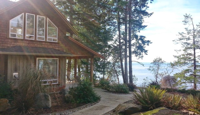 SeaDog Oceanfront Cottage with Private Hot Tub!