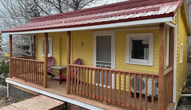 Seaman's Cottage #1 in Summerville Center - Pet Friendly!