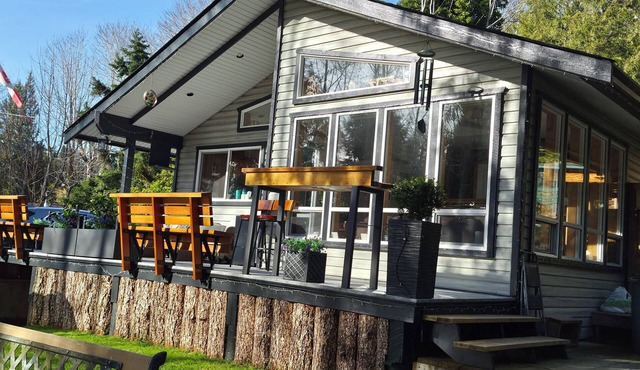 SeaView Getaway - B.& L.T.,bed and local treats, a new era Retreat.