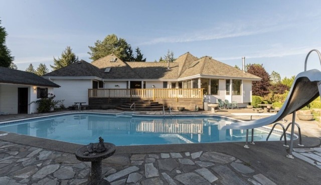 Secluded Oasis: 5 Acre Retreat