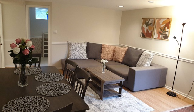 Self Contained Spacious Guest Space w/Separate Entrance in West Vancouver