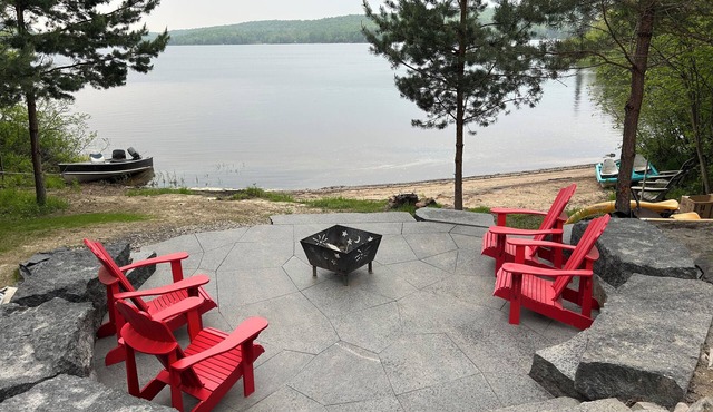Serene Buck Lake Muskoka Cottage- year round- boat -fish-Ski- Snowmobile- ATV-