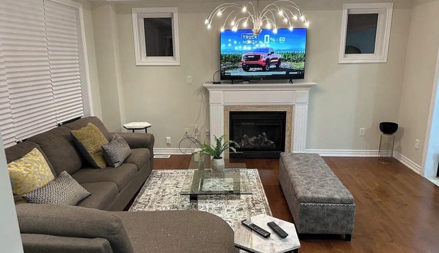 Serene & Modern ~ 10min to Downtown ~ Yard ~ Pkg!