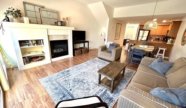 Serenity Lakeside - Waterfront - Shuswap Vacations and Sledding Accommodation