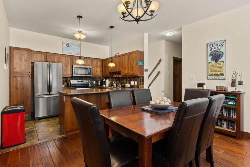 Settler's Crossing #56 ski-in ski-out condo with private hot tub