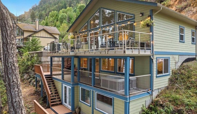 Shoreline Cottage on lake Cowichan