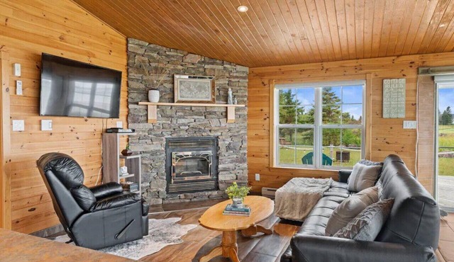 Shoreline Escape: Serene Retreat near Indian Island