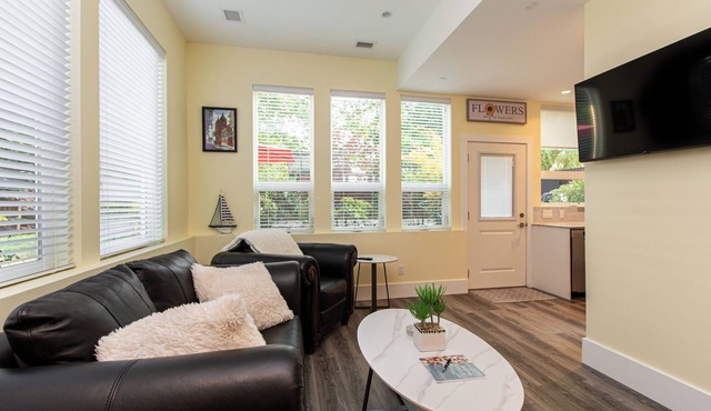 Sidney Solace – 1BR Suite Minutes from Waterfront