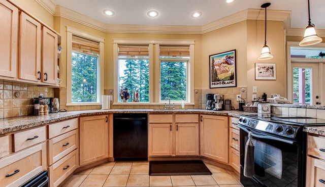 Silver Star Vacation Home. Executive Luxury Chalet.Hottub gazebo.Best ski-in/out