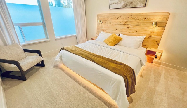 Silver Veil Suite King Bed Wifi Self Checkin New Built Minutes from Golf Course