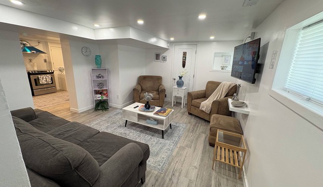 Silverado Suite: Modern Quiet 2BR Queen's Downtown + Parking