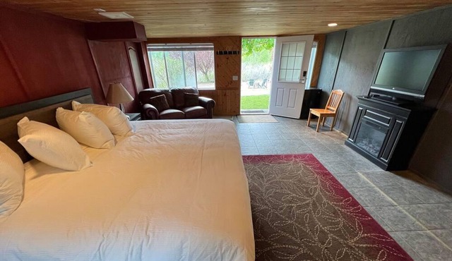 Similkameen Wild 5-BDR Homestead Suite Immersed in Nature and on the River