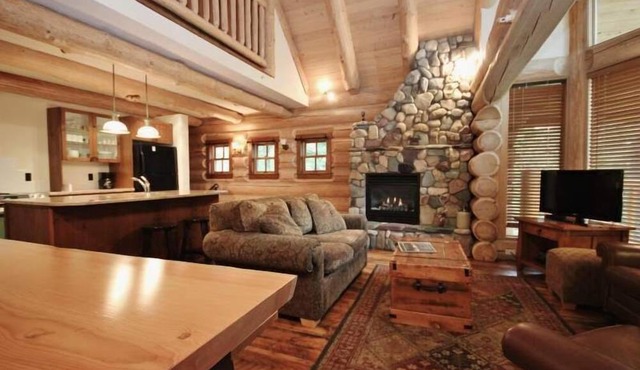 Ski-in Cabin with private hot tub + Balcony!